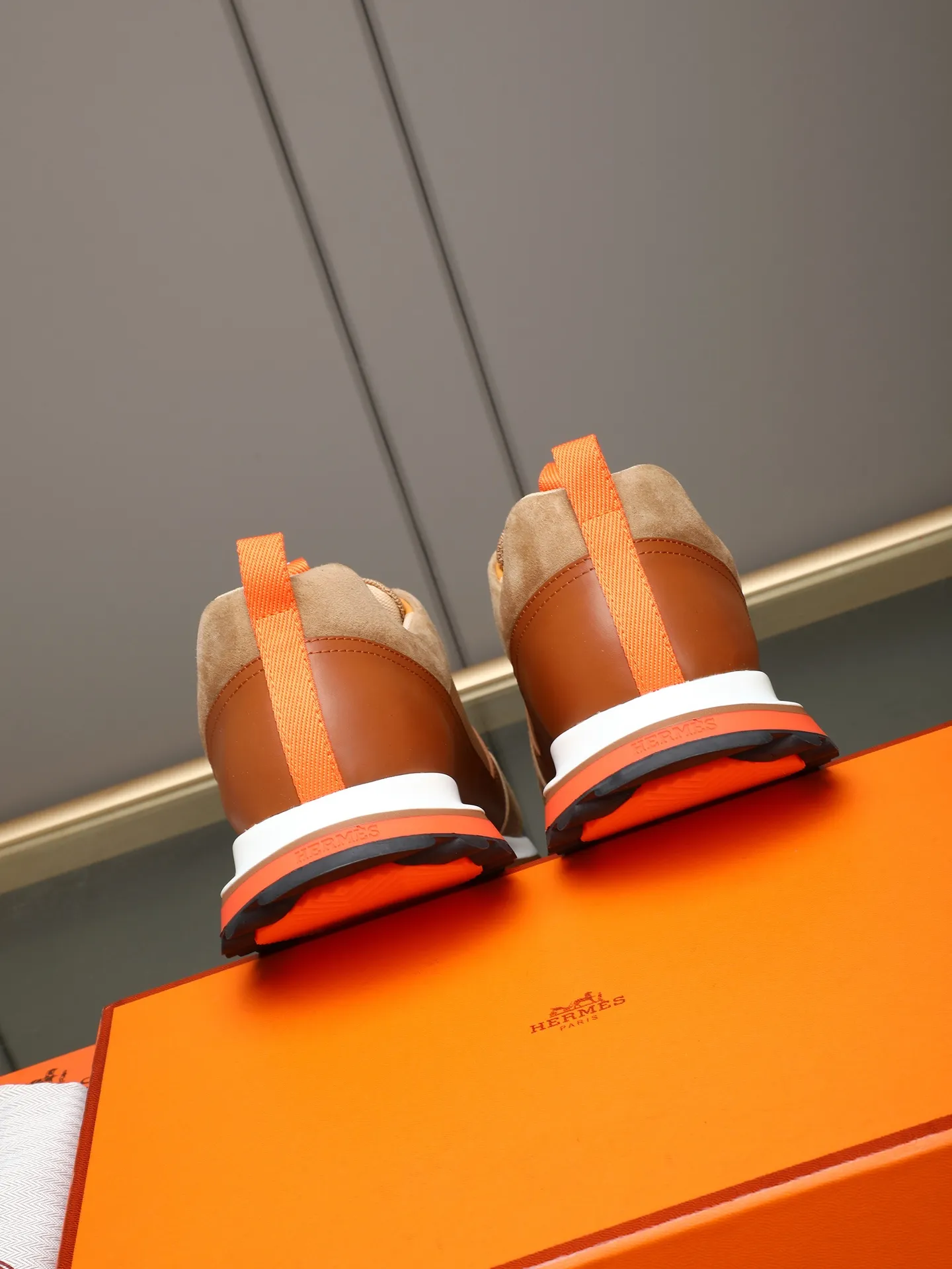 PP680【Hermes】fe new arrival~New Bouncing sneakers are the most comfortable shoes from Hermès. They are extremely light on the feet and look great. You won’t feel tired even when you go shopping and running around. 👍Very light and comfortable. Extremely light. Perfect for both sports and leisure. They feel great when you step on them! It’s up to you to choose, there’s always what you want~ ✔️Fabric: Imported first-layer cowhide ✔️Inner lining: Imported water-dyed cowhide ✔️Outsole: Seamless combination of IP+TPU (multi-color letters) German technology irradiation machine ✔️Code number: Male 38-44 (45 customized)